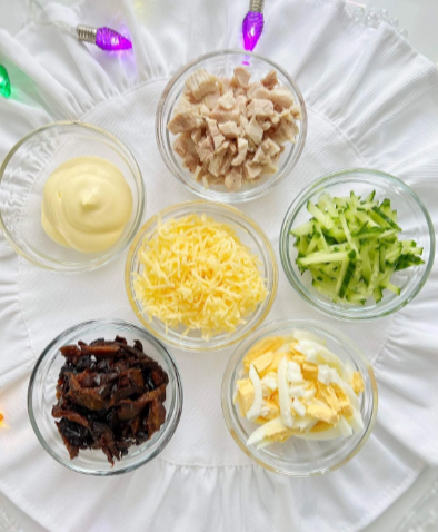 Огурец, яйца, чернослив нарезаем соломкой, куриное филе – кубиком