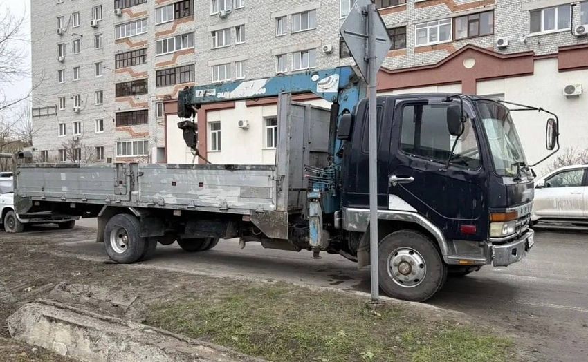 В Тюмени мать бросила младенца в кузове эвакуатора, завернув в пакет и полотенце. Фото: соцсети