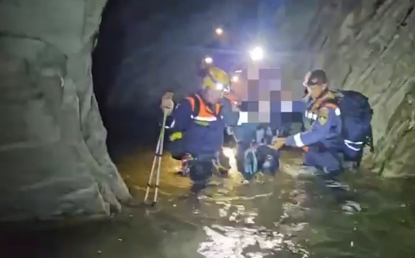 В Сочи спасатели вывели из речного каньона потерявшихся туристов с грудничком. Фото: t.me/kub_mash