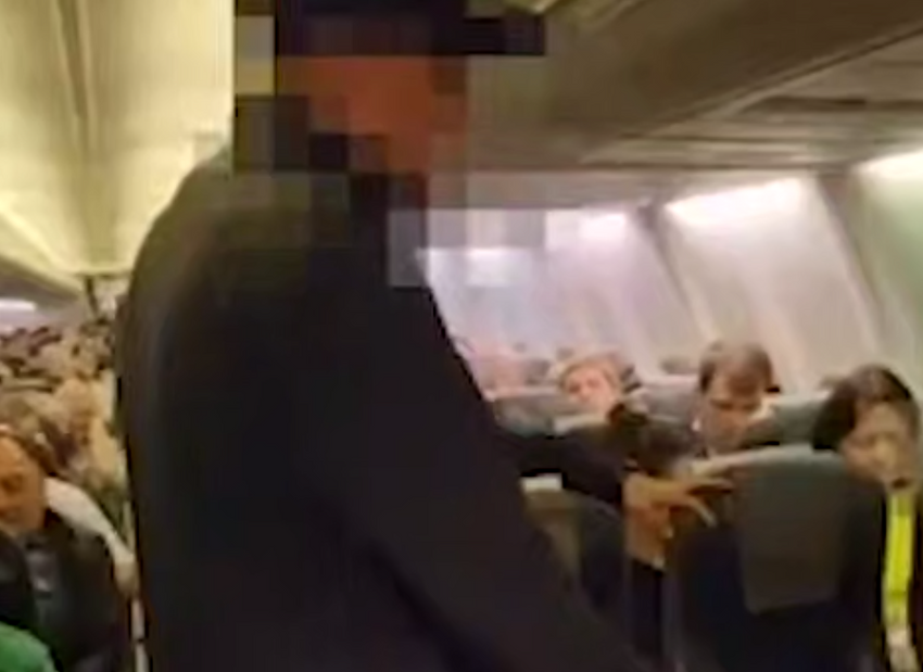 Супруги устроили дебош на борту самолета в Сочи и получила административку. Фото: t.me/kub_mash