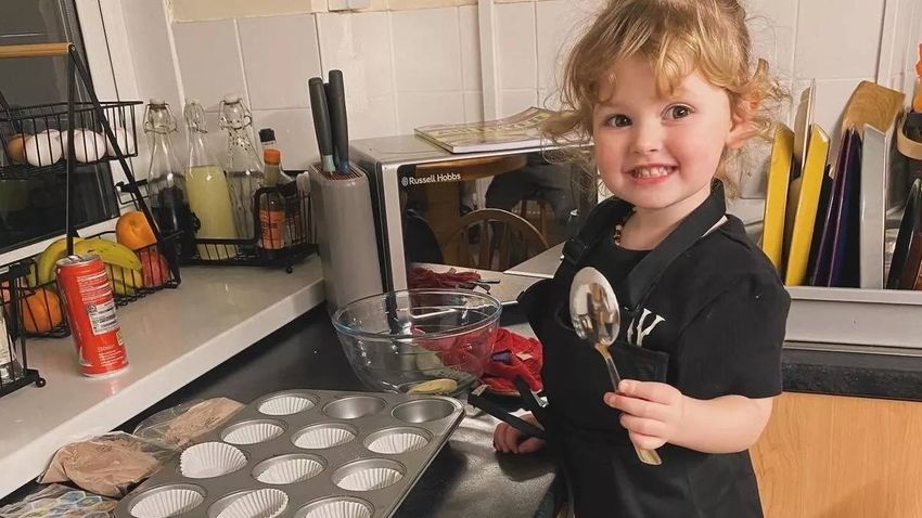 Маленькая Освин удивляет своими кулинарными талантами. Фото: mirror.co.uk