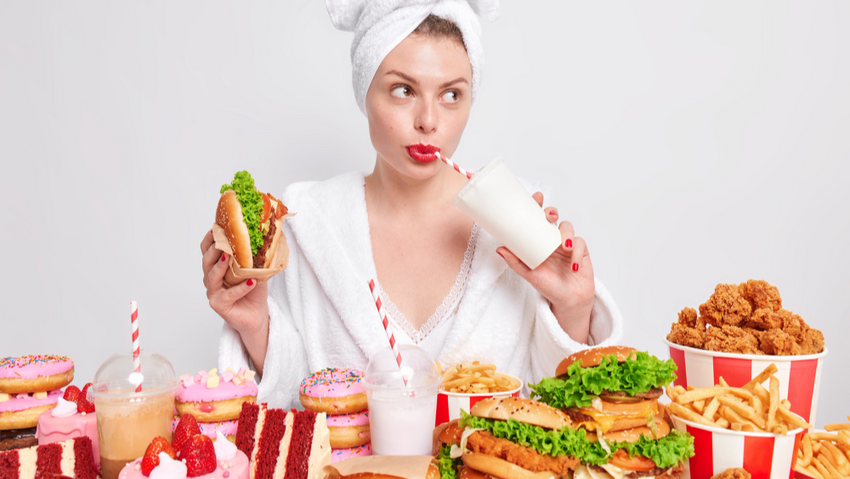 При диете «стол №5» нельзя то, что раздражает ЖКТ, перегружает печень, провоцирует спазм желчевыводящих путей. Фото: freepik.com