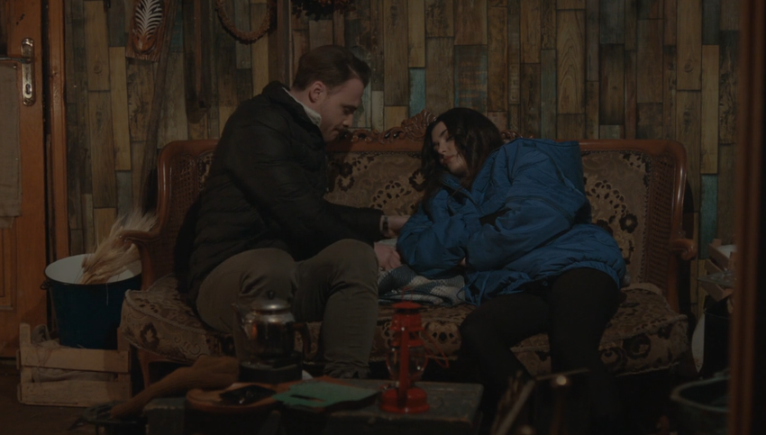 Эда и Серкан в хижине. Кадр из сериала "Постучись в мою дверь", 2020-2021, реж. Ender Mihlar