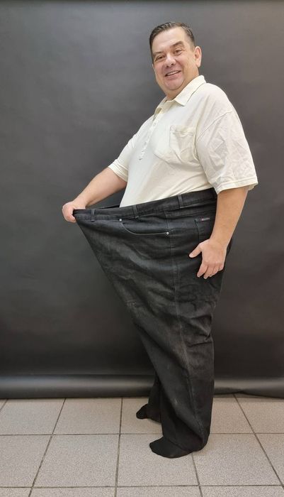 Сейчас мужчина удивляется, как раньше мог носить такие большие брюки. Фото: личный архив Михаила Верного