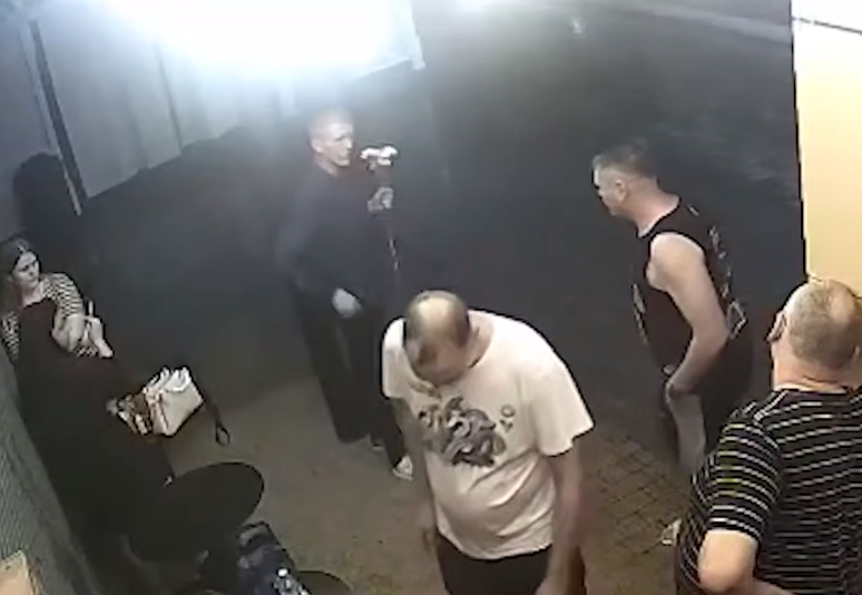 Шок-кадры: под Воронежем мужчину зарезали возле бара на глазах у очевидцев. Фото: t.me/shot_shot