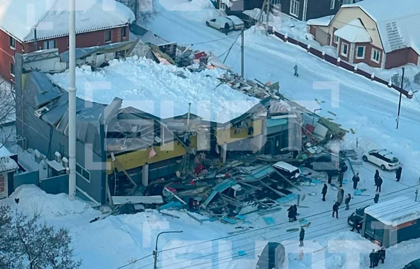 В Новосибирске крыша двухэтажного ТЦ рухнула из-за снега на головы посетителей. Фото: t.me/shot_shot