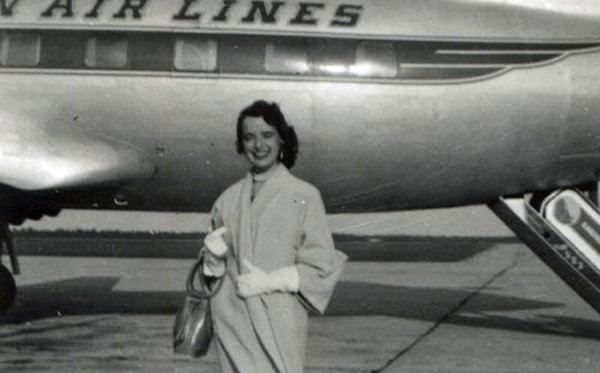 Бетти Нэш в молодости - впервые она устроилась бортпроводницей в 1957 году. Фото: ca.news.yahoo.com