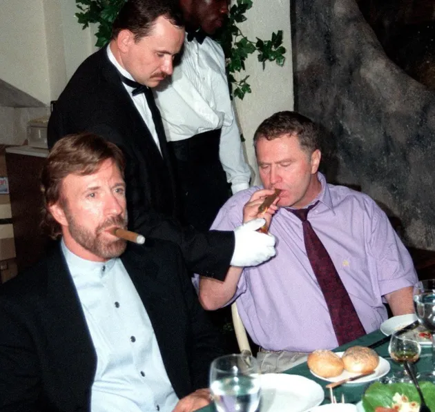 Чак Норрис и Владимир Жириновский в Москве в 1997 году. ФОТО: соцсети