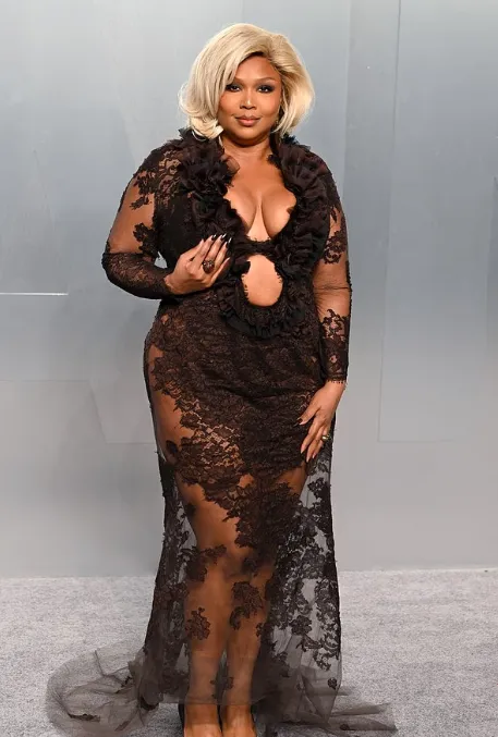 37-летняя американская рэперша Лиззо блистала прозрачностью и глубоким декольте. ФОТО: соцсети