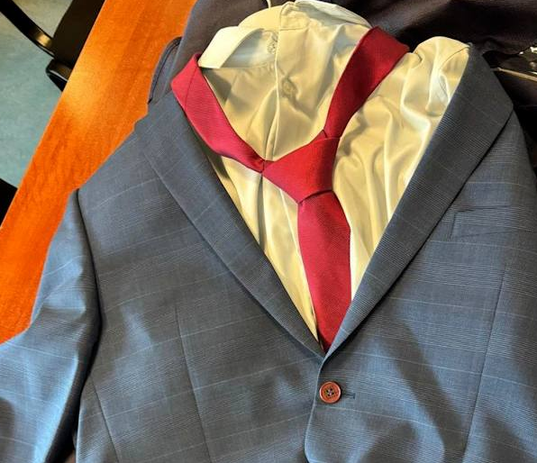 В Пулково мужчине грозит уголовка за кражу забытого кем-то костюма за 44 тысячи. Фото: t.me/mashmoyka