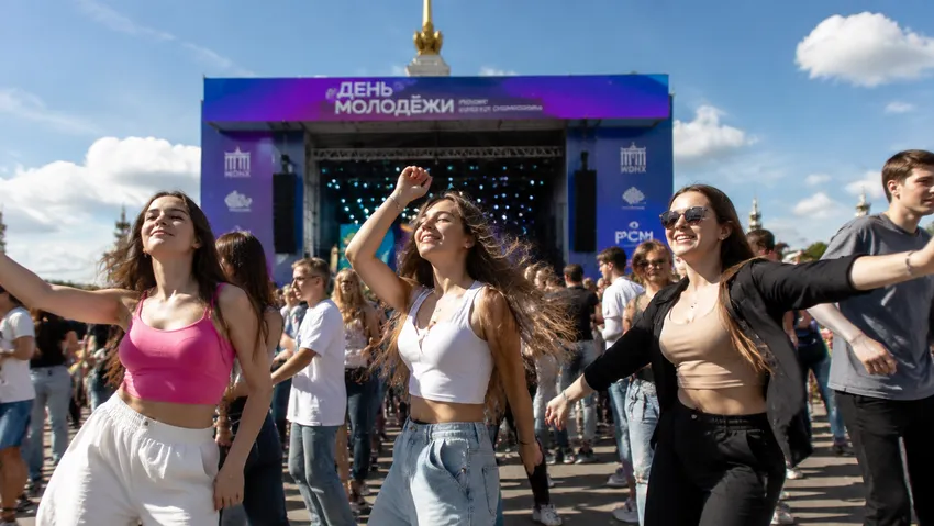 Программа мероприятий в Москве на День молодежи в 2026 году. Фото сгенерировано нейросетью GPT Images