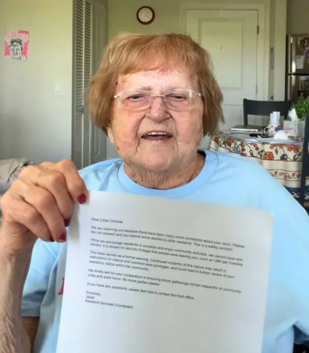 В США 96-летнюю женщину выгоняют из дома престарелых из-за вечных шумных пьянок. Фото: соцсети